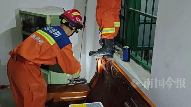 条“毒霸”入户藏匿之处让人胆寒AG真人百家家乐平台深夜柳州两(图3)